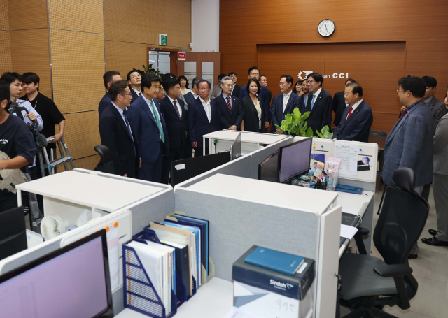 부산시와 부산상공회의소는 2일 부산상공회의소 1층에서 기업애로 지원 플랫폼 '원스톱기업지원센터' 이전 개소식을 열고 센터를 둘러보고 있다. 이재찬 기자 chan@