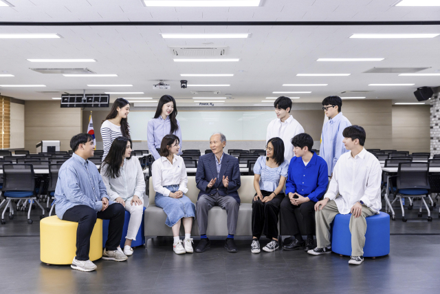 경남대학교가 ‘창의융합 지역인재’를 양성하는 명문대학으로 거듭나고 있다. 경남대 박재규 총장과 학생들이 이야기를 나누고 있다. 경남대학교 제공