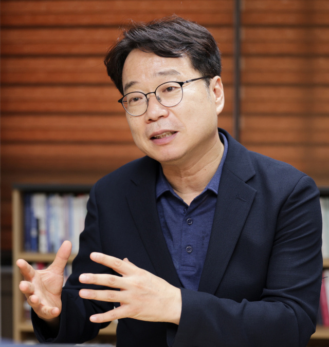 취임 한 달을 맞은 더불어민주당 이재성 부산시당위원장이 <부산일보>와 인터뷰 하고 있다. 정대현 기자 jhyun@