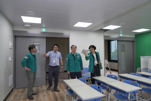 하윤수(오른쪽 두 번째) 부산시교육감이 지난달 27일 명지늘봄전용학교를 둘러보고 있다. 부산시교육청 제공
