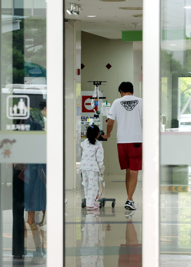 경남 양산시 부산대학교 어린이병원이 2일부터 소아 호흡기 응급실 진료를 무기한 중단하기로 했다. 2일 부산대 어린이병원에 소아 환자와 보호자들이 지나가고 있다. 정종회 기자 jjh@