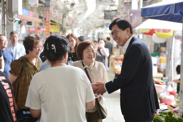 박형준 부산시장이 3일 물가안정 대책을 점검하기 위해 수영팔도시장을 찾아 상인, 시민들과 인사를 나누고 있다. 부산시 제공