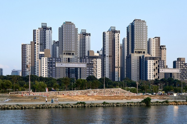 서울 서초구 반포동 래미안 원베일리 아파트.