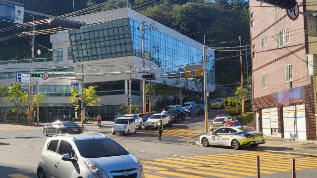 4일 오전 7시 45분께 동래구 한 초등학교 통학버스 승하차장 진입 전 내리막길 사거리 횡단보도에서 교통사고가 발생했다. 동래교육지원청 제공