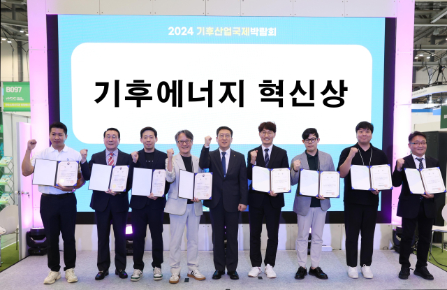 ‘2024 기후산업국제박람회’가 4일 부산 해운대구 벡스코에서에서 개막돼 사흘간 일정에 돌입한 가운데, 이날 벡스코에서 열린 ‘제1회 기후에너지 혁신상 시상식’에서 이상훈 한국에너지공단 이사장(가운데)이 시상식을 마치고 수상자들과 기념촬영을 하고 있다. 에너지공단 제공