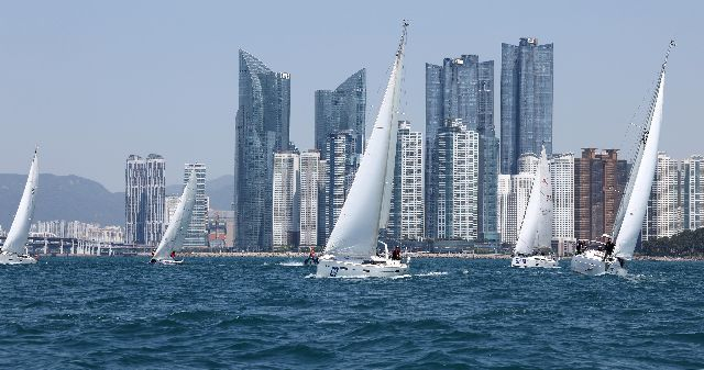 지난해 부산 수영만 해상에서 열린 2023 부산슈퍼컵 국제요트대회에 참가한 각국의 요트들이 레이스를 펼치고 있는 모습. 부산일보DB