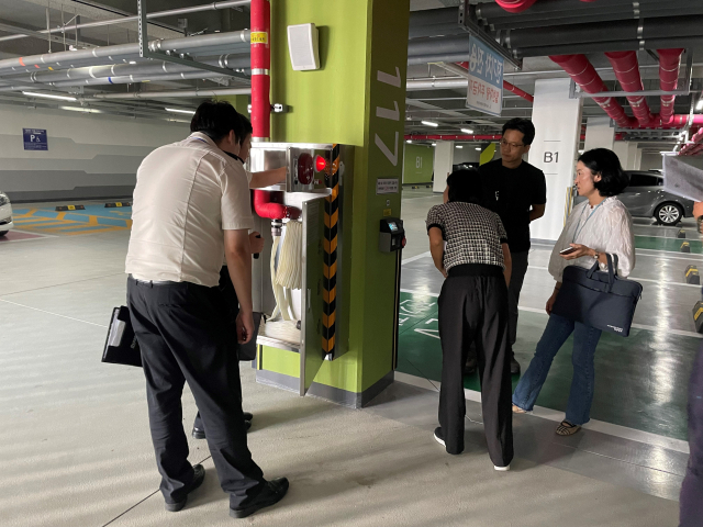 양산시가 지난 4일부터 경남도와 양산소방서 관계자들과 함께 지역 내 공동주택에 설치된 전기차 충전시설 등에 대한 합동점검을 벌이고 있다. 양산시 제공