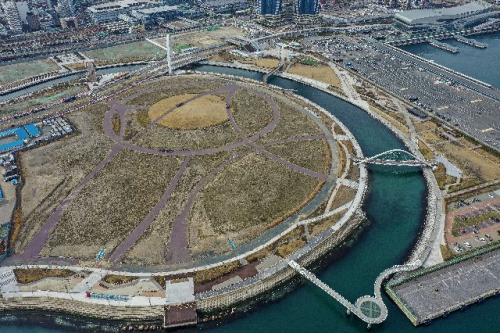 부산항 북항 1단계 재개발사업 지구 내 북항친수공원이 휴일인 지난 3월 17일 오후 한산한 모습을 보이고 있다. 김종진 기자 kjj1761@