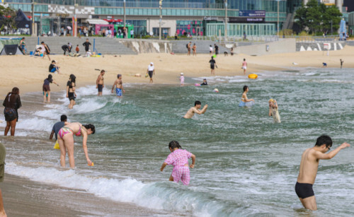 지난 3일 오후 부산 해운대해수욕장에 지속되는 더위에 폐장(8월 31일)에도 관광객들이 해수욕을 즐기고 있다. 김종진 기자 kjj1761@