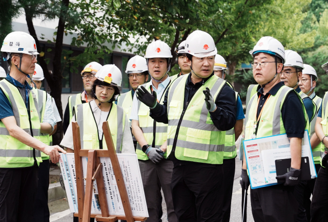 추석연휴 대비 한국지역난방공사 수원사업소 특별안전점검(앞줄 왼쪽 두 번째 지역난방공사 윤지현 수원사업소장, 왼쪽 세 번째 정용기 사장). 지역난방공사 제공
