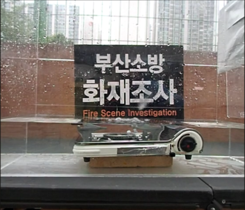 이동식부탄연소기 가스 누설 실험(연소기를 물속에 잠근 후 가스누설 확인)