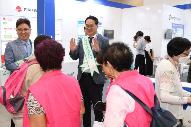 한국석유공사 최문규 부기관장(가운데) 이 ‘2024 대한민국 안전산업박람회’에서 재난안전캠페인을 하고 있다. 석유공사 제공
