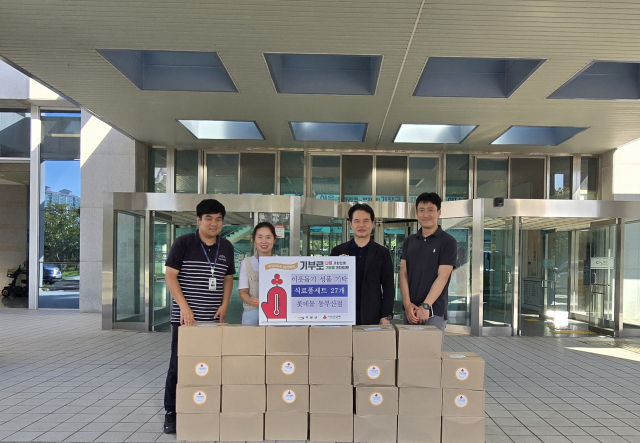 롯데몰 동부산점(점장 윤형진)은 추석을 앞두고 11일 군내 취약계층 지원을 위해 기장군청과 기장종합사회복지관에 총 200만 원 상당의 1인가구 생필품 27세트와 추석선물 꾸러미에 들어갈 소불고기 50팩을 각각 기부했다. 롯데몰 동부산점 제공