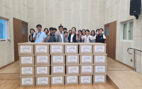 해운대구장애인복지관에서 취약계층을 위한 성품포장후 기념촬영을 하고 있다.