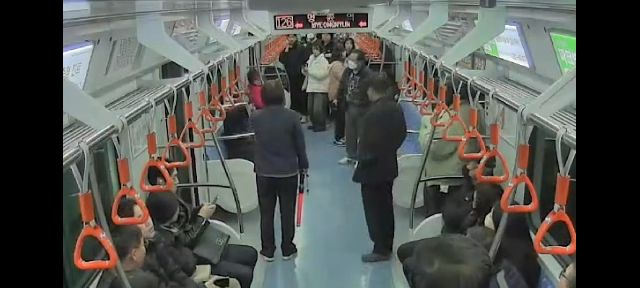 부산도시철도 명륜역에서 역무원 1명이 출동해 방화미수범에게 하차를 요구하고 있다. 부산교통공사 제공