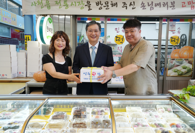 우주항공청(청장 윤영빈)은 지난 5월 경남 사천에서 개청한 이후 첫 명절인 추석을 맞아 지역 전통시장과 장애인거주시설을 방문해 지역 경제 활성화와 소외계층 지원을 통한 따뜻한 나눔을 실천했다. 우주청 제공