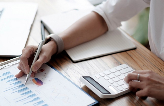 배당소득 분리과세 법안으로 2030년까지 세수가 2조 원 가까이 줄어들 것으로 예상됐다. 법인세율 1%포인트 인상으로는 18조 원 이상 법인세가 더 걷힐 것으로 전망됐다. 클립아트코리아