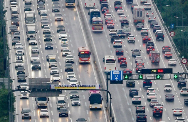 사진은 지난해 추석 연휴 당시 경찰청 헬기에서 바라본 경기도 용인시 신갈IC 인근 경부고속도로. 연합뉴스