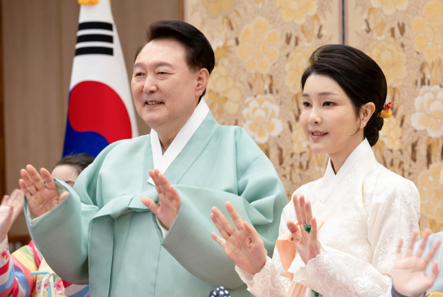 윤석열 대통령과 부인 김건희 여사가 추석을 앞두고 지난 8일 서울 용산 대통령실 청사에서 한가위 명절 영상을 촬영하고 있다. 대통령실 제공