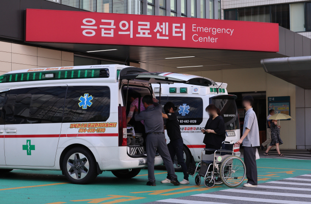 서울 시내 한 대형병원 응급실 앞에서 한 환자가 구급차로 이송되고 있는 모습. 연합뉴스