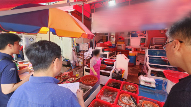 부산해경이 수산물 원산지 표시를 점검하고 있는 모습. 부산해양경찰서