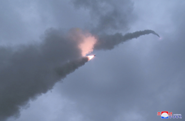북한이 18일 단거리 탄도미사일(SRBM) 여러 발을 발사했다. 사진은 지난 13일 북한의 신형 600㎜ 방사포차 성능검증을 위한 시험사격에 대한 조선중앙통신 보도 화면. 연합뉴스