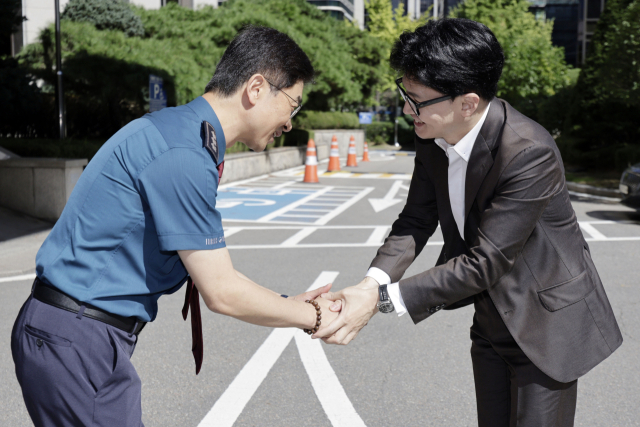 국민의힘 한동훈 대표가 추석을 하루 앞둔 16일 오후 서울경찰청을 방문해 김봉식 서울경찰청장과 인사하고 있다. 연합뉴스