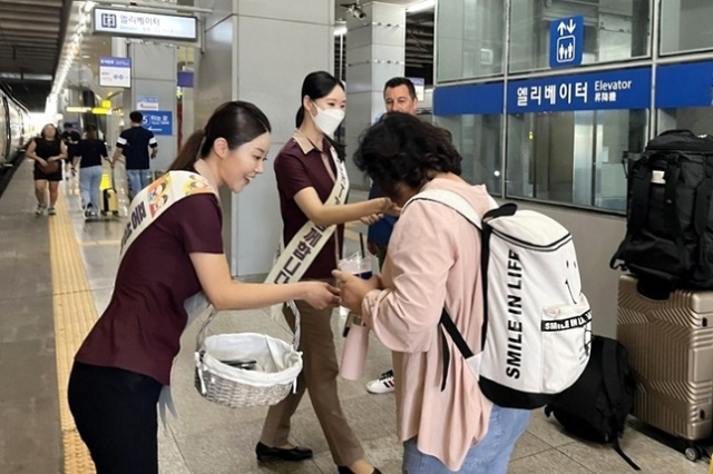 SRT 객실장들로 구성된 부산승무센터 서비스 홍보단이 부산역에서 명절을 맞아 부산역을 찾고 떠나는 고객들에게 환영·환송인사를 하고 있다. 에스알 제공