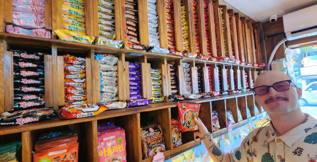 서울 한 편의점에서 외국인이 라면을 고르고 있다. 올해 1∼8월 라면 수출액은 지난해 보다 31.7% 증가한 1조 1000억 원으로 집계됐다. 연합뉴스