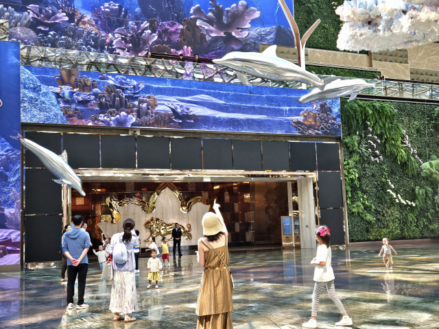 마카오에 두 곳의 리조트를 운영 중인 MGM차이나홀딩스가 비카지노 분야에 적극적인 투자를 아끼지 않고 있다. MGM마카오 내부에 포르투갈 리스본역을 모티브로 꾸민 그랜드 프라자(위)와 MGM코타이에서 하루 네 차례 진행하는 돌고래 드론쇼 ‘씨 오디세이’ 모습.