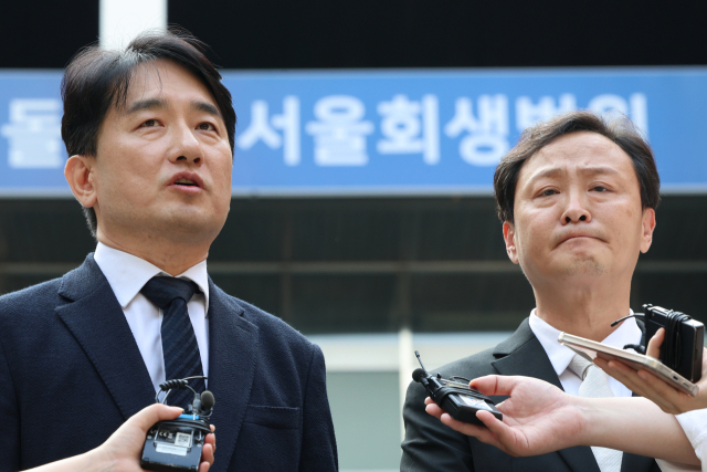 티몬과 위메프의 회생절차 개시 결정이 내려진 10일 오후 서울 서초구 서울회생법원에서 류화현 위메프 대표(왼쪽)와 류광진 티몬 대표가 취재진 질문에 답하고 있다. 연합뉴스