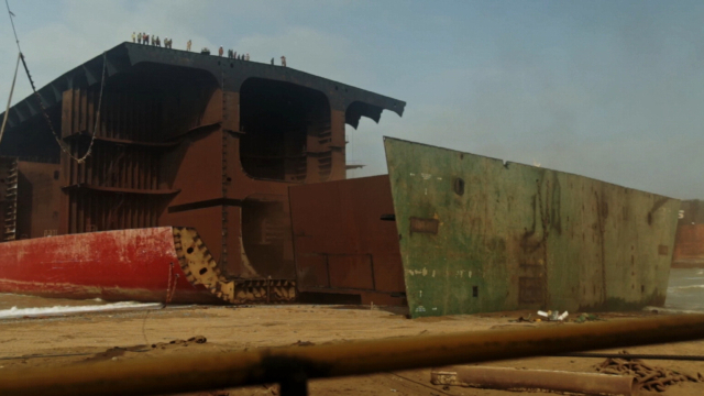 히라 나비 '땅의 경계에서 죽어가는 모든 것들' 영상 작품 중 한 장면. 부산현대미술관 제공