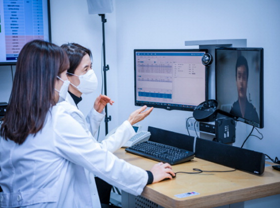 의료진이 위성 통신을 통해 선원을 원격 진료하고 있다. 해수부 제공