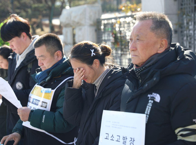 2020년 1월 서울 서초구 대검찰청 앞에서 열린 ‘한국마사회 고발 기자회견’에서 침통한 표정을 짓고 있는 고 문중원 기수 부친 문군옥(맨 오른쪽) 씨. 부산일보DB