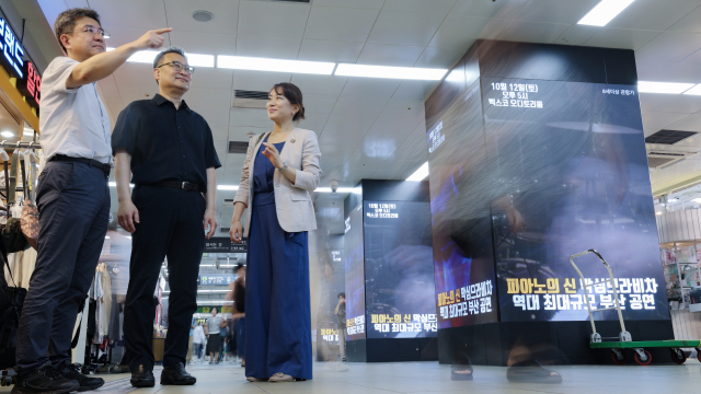 부산디자인진흥원 배기범 진흥본부장, 강필현 원장, 크로스컬러디자인연구소 박영심 소장(왼쪽부터)이 지난 6일 도시철도 서면역의 공공디자인 요소를 점검하고 있다. 김종진 기자 kjj1761@