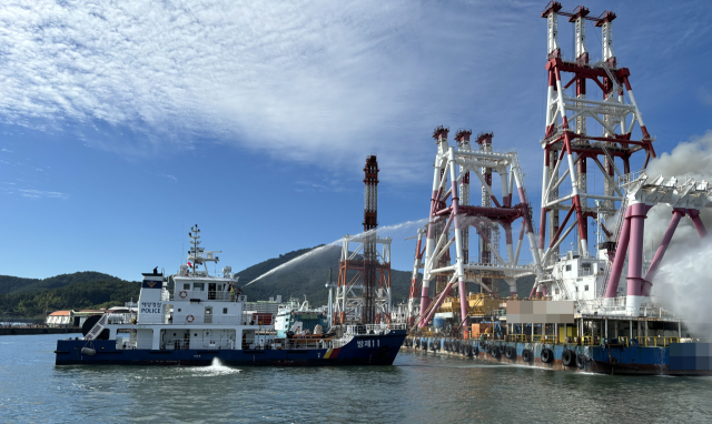 19일 오전 8시 58분 통영시 도남동 한 조선소 안벽에서 수리 중인 2000t급 해상크레인에서 원인을 알 수 없는 화재가 발생해 해경과 소방이 진화 작업을 벌이고 있다. 통영해양경찰서 제공