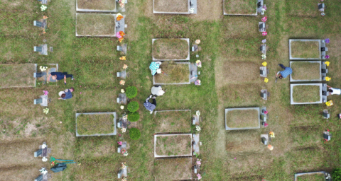 차례나 고향·친지 방문 등 전통적인 추석 명절을 상징하는 문화가 사회 여건과 세태의 변화로 급격히 쇠퇴하면서 추석의 의미도 갈수록 퇴색되고 있다. 추석을 맞아 시민들이 부산 금정구 영락공원에서 조상의 묘소를 손질하는 모습. 정종회 기자 jjh@