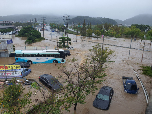 2024년 9월 경남 김해 지역에 내린 집중호우로 내덕동 일부 지역이 침수됐고 당시 인근 칠산서부동이 특별재난지역으로 선포됐다. 독자 제공