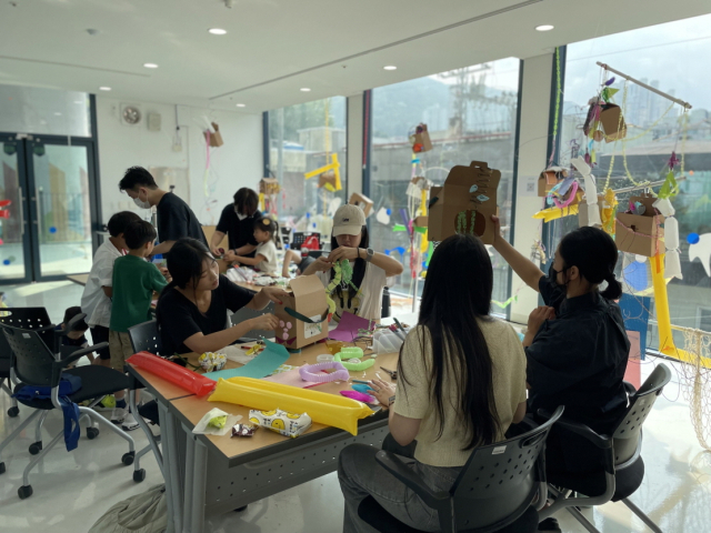 부산문화재단은 ‘예술이 지역사회 문제를 해결하다’를 주제로 24일부터 내달 3일까지 부산 일대에서 ‘2024 사회참여예술 컨벤션’을 개최한다. 사진은 2024 예술교육 탐구생활 스케이프 R 프로그램 현장. 부산문화재단 제공
