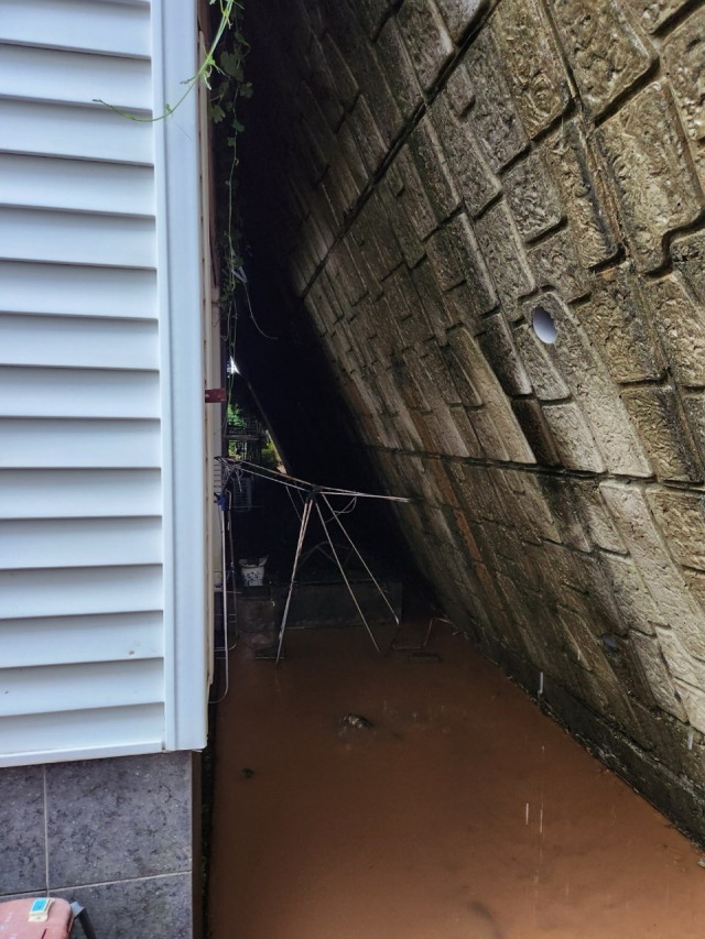 21일 오후 10시께 경남 창원시 마산합포구 산호동 한 빌라 옆 붕괴가 우려되는 옹벽 모습. 경남경찰청 제공