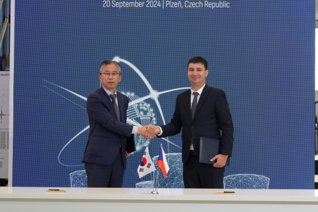 한국원자력환경공단 조성돈 이사장(왼쪽)과 체코 SURAO Lukas Vondrovic 대표가 MOU를 체결했다. 원자력환경공단 제공