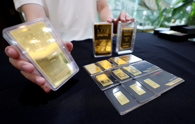 국제 금값이 온스 당 2600달러를 넘어 사상 최고가 기록을 새로 쓰고 있다. 서울 종로구 한국금거래소 종로본점에 진열되어 있는 골드바 모습. 연합뉴스