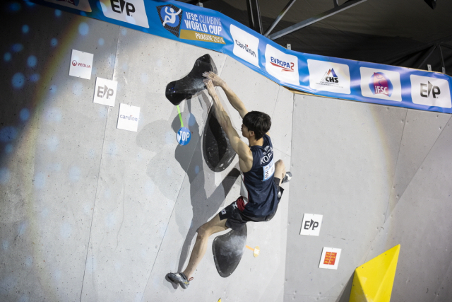 이도현(서울시청·블랙야크)이 22일(한국시간) 2024 국제스포츠클라이밍연맹(IFSC) 월드컵 8차 대회 볼더링 경기에서 완등에 성공한 모습. 연합뉴스