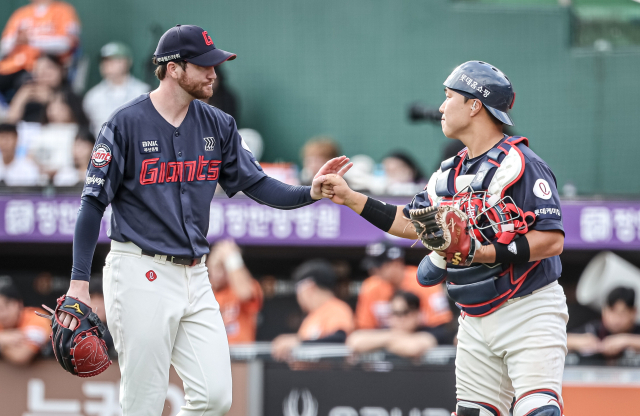 롯데 자이언츠가 22일 한화 이글스와의 시즌 15차전에서 역전패해 가을야구 진출이 더욱 멀어졌다. 롯데의 선발 투수 찰리 반즈와 포수 서동욱이 손바닥과 주먹을 맞대고 있다. 롯데 자이언츠 제공