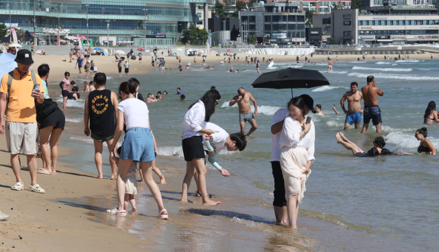지난 18일 오후 부산 해운대 해수욕장에서 관광객들이 물놀이를 하고 있다. 정종회 기자