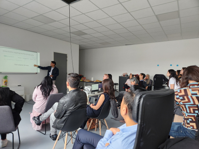 지난 6월 16일 네덜란드 암스테르담에서 ‘친부모 찾기 모임’에서 김정기 씨가 입양인들에게 친부모 추적 방식을 설명하고 있다.