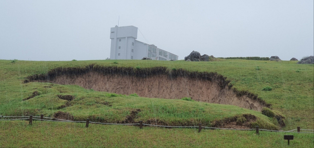 21일 오전 부산에 200mm 넘게 내린 폭우로 온천천 수위가 올라가 산책로와 체육시설 등이 물에 잠겨 있다(위). 21일 낮 유네스코 지정 세계문화유산인 경남 김해시 대성동고분군 내 일부 사면이 무너졌다. 정종회 기자 jjh@·김해시 제공