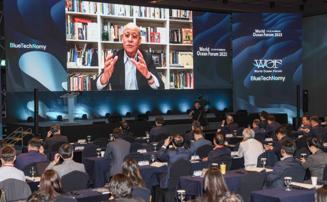 지난해 10월 24일 열린 제17회 세계해양포럼(WOF)에서 제러미 리프킨이 기조연설을 하고 있다. 아래는 제18회 WOF 포스터. 부산일보DB