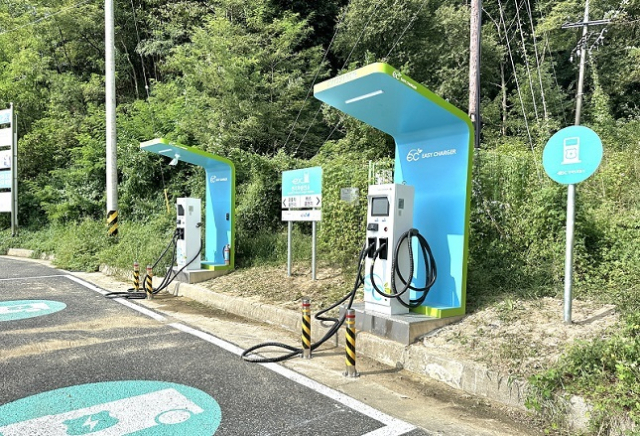 사진은 고속도로 휴게소에 설치된 전기차 충전기. 부산일보 DB