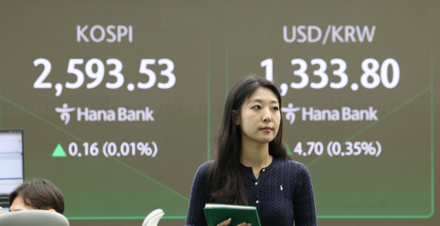 국내 투자자의 해외 주식시장에 대한 애정이 신흥 아시아 지역으로 확대되고 있다. 서울 중구 하나은행 본점 딜링룸에서 딜러들이 업무를 보고 있다. 연합뉴스